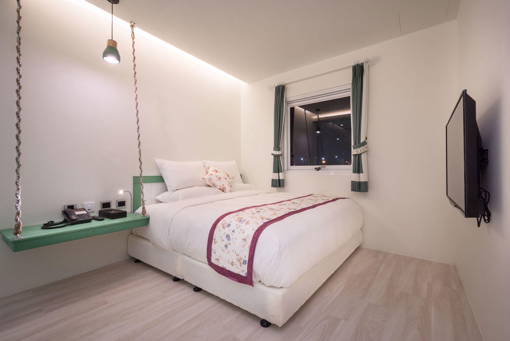 Down comforters, in-room safe, soundproofing, free WiFi
