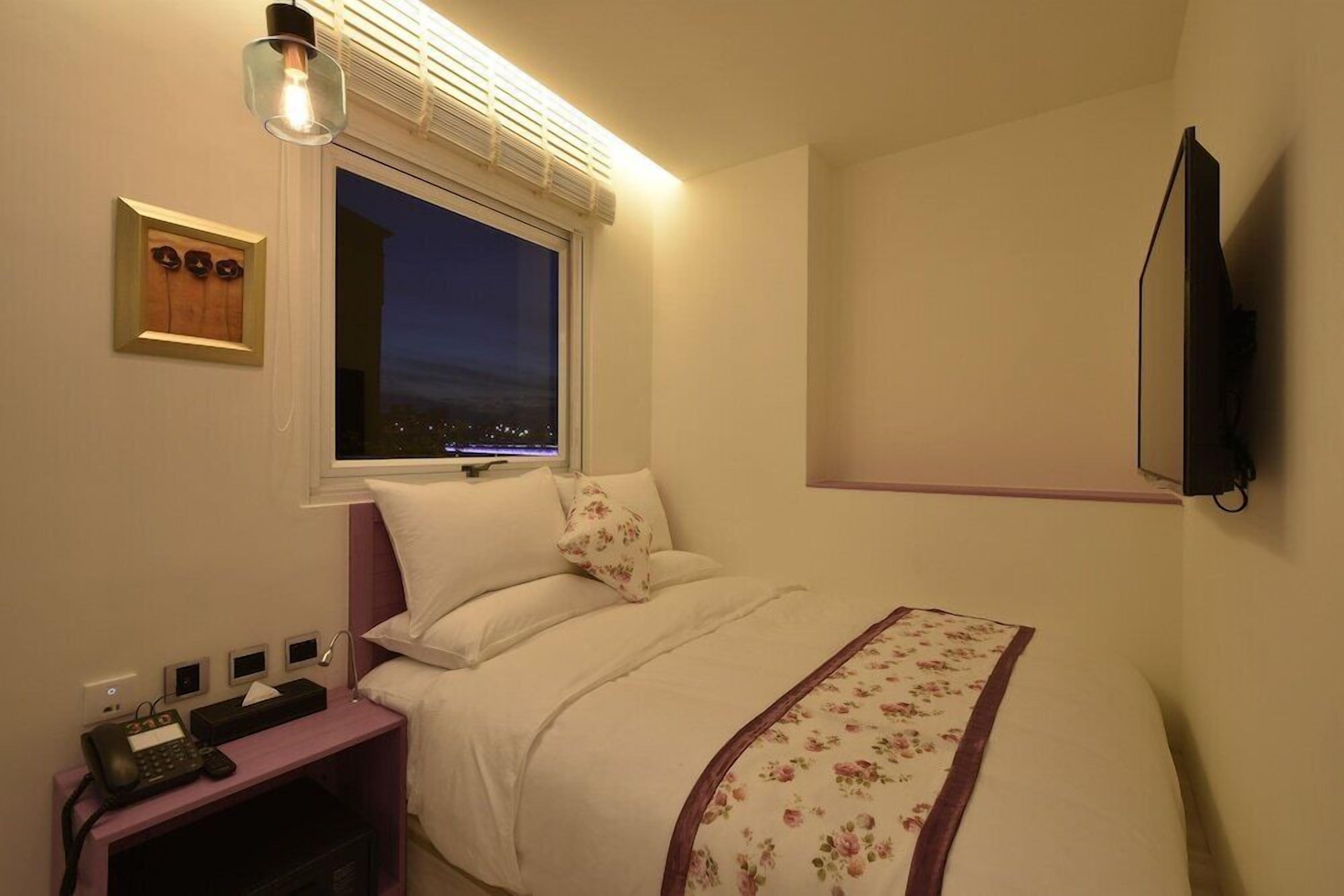 Down comforters, in-room safe, soundproofing, free WiFi