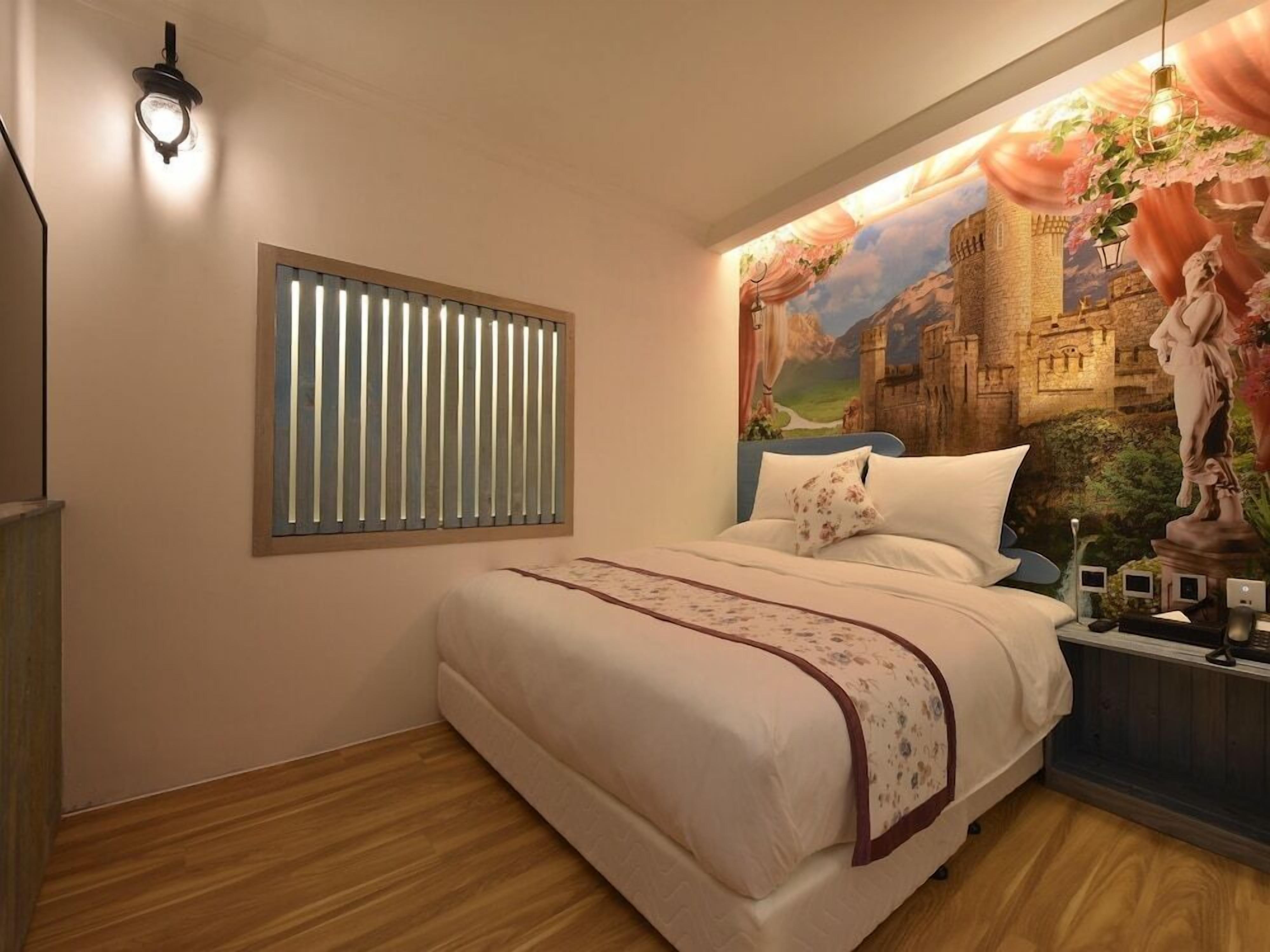 Down comforters, in-room safe, soundproofing, free WiFi