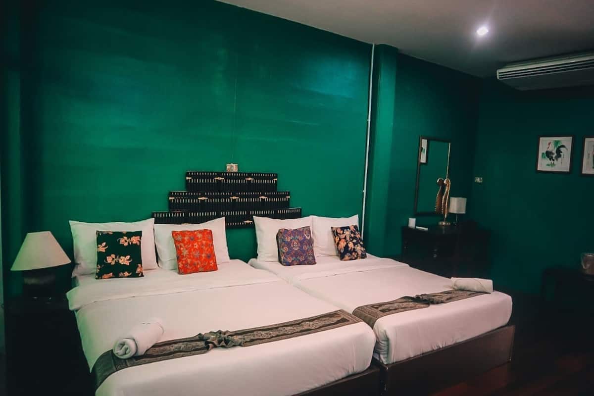 Family Room | Laptop workspace, soundproofing, free WiFi, bed sheets
