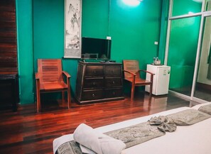 Chambre familiale | Salle de séjour | Téléviseur ACL de 32 po avec télévision par satellite, téléviseur
