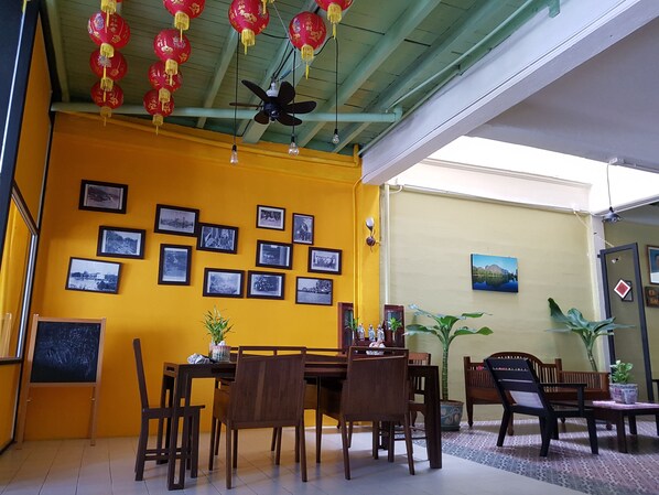 Lobby lounge