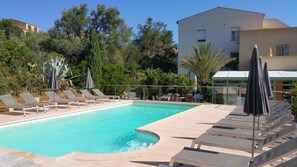 Outdoor pool, pool loungers - Hôtel Cala di l'Oru (L'Île-Rousse)