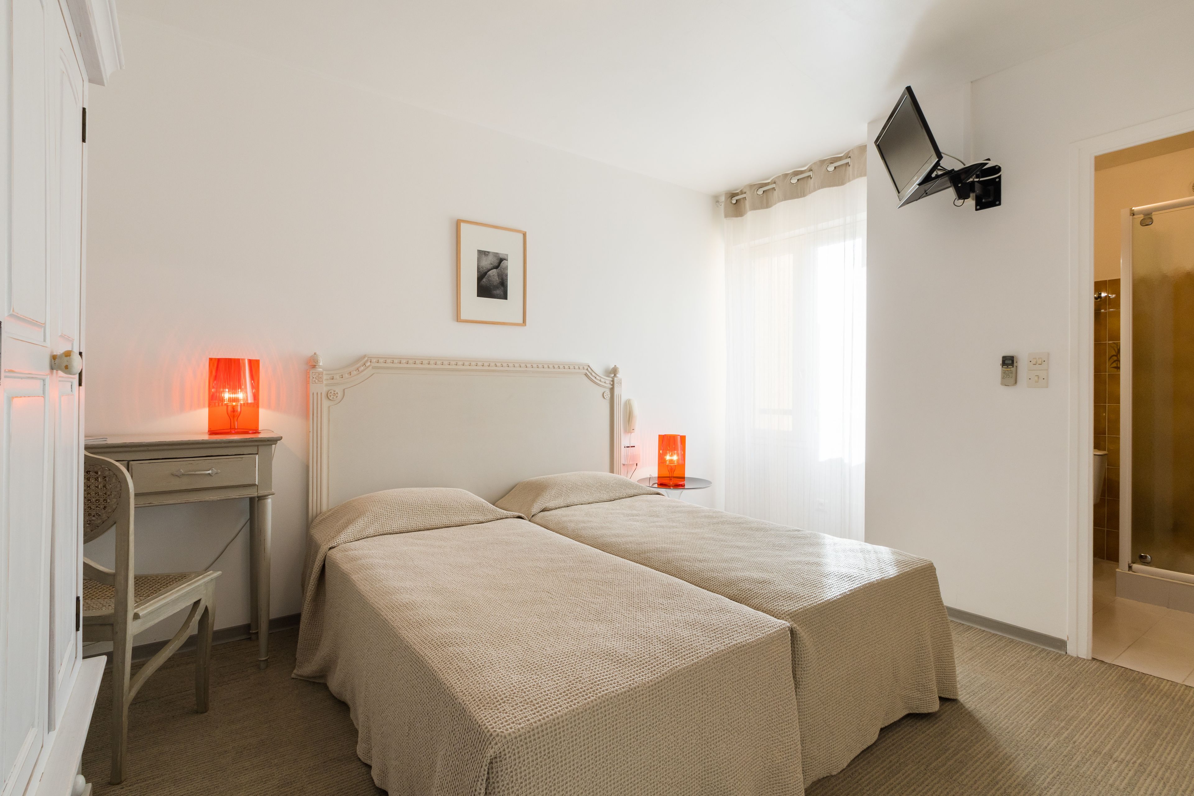 family room | 1 bedroom, desk, soundproofing, cots/infant beds