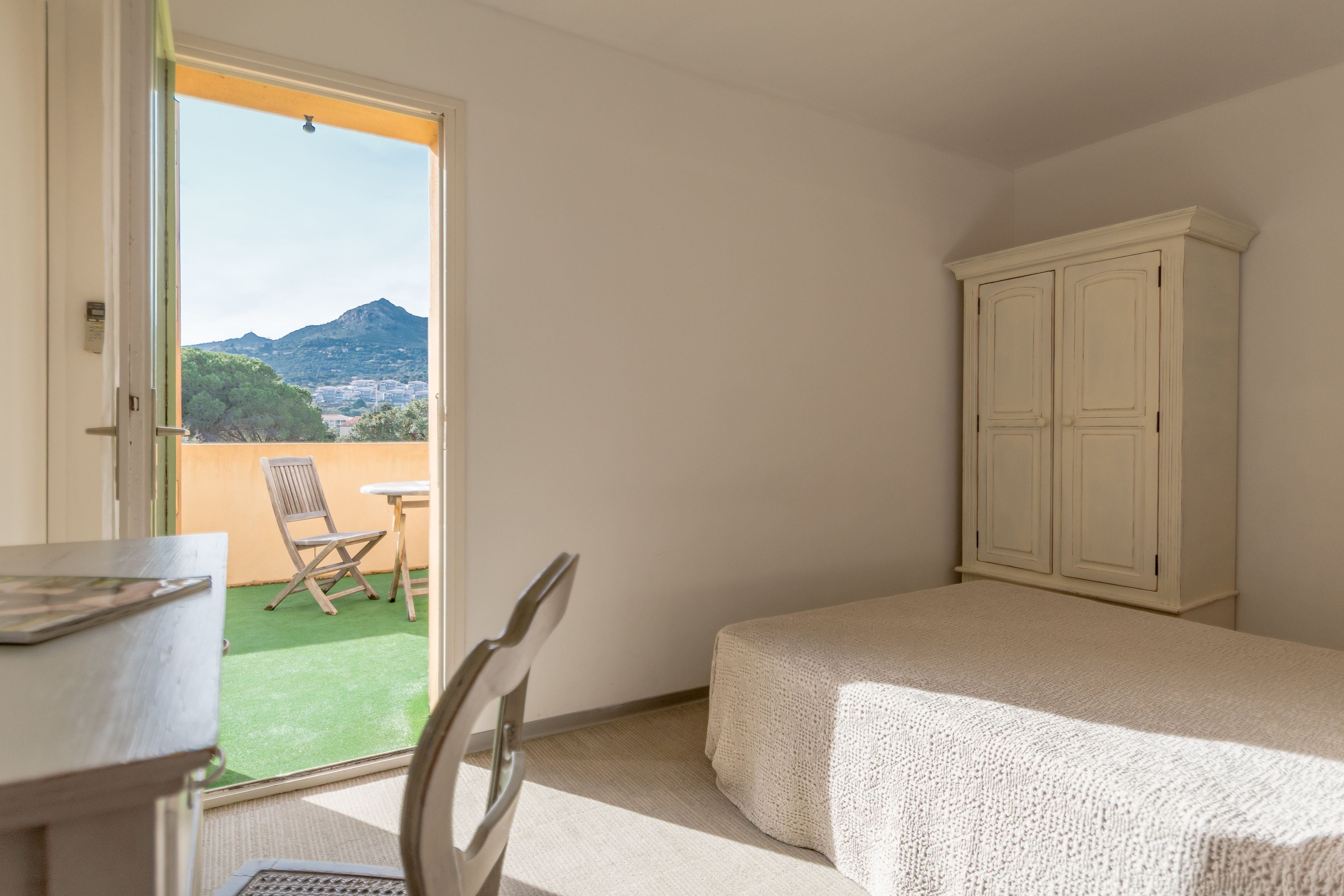 family room | 1 bedroom, desk, soundproofing, cots/infant beds