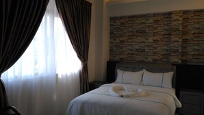 3 bedrooms, desk, iron/ironing board, WiFi (free) - Midcity Service Suite (Malacca City)