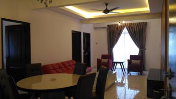 Departamento, 3 habitaciones | Sala de estar | Televisión de pantalla plana