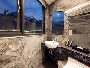 淋浴设施、免费洗浴用品、吹风机、拖鞋