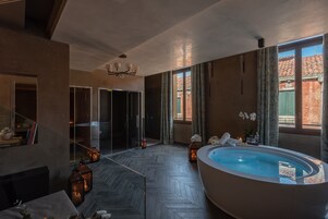 Luxury Suite (Private SPA) | Room amenity