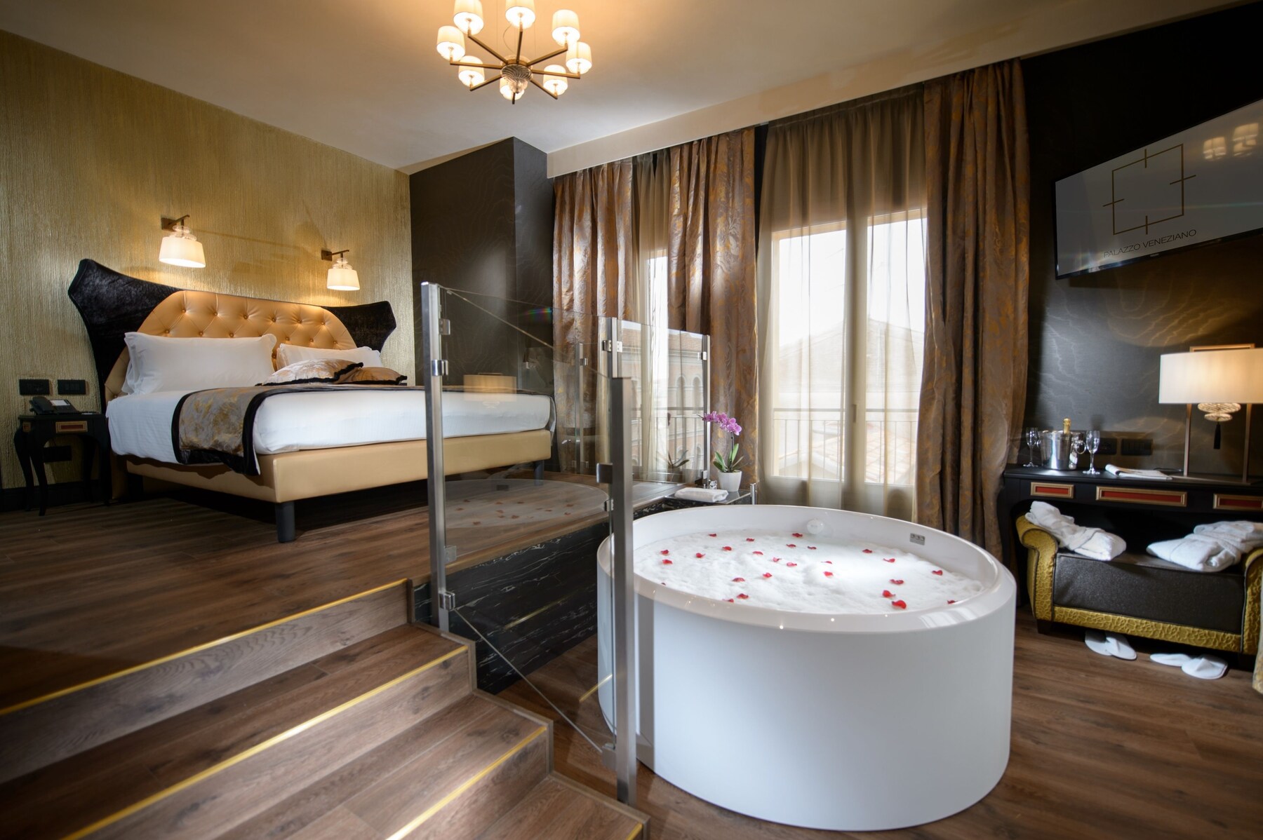 Junior Suite, Corner | Private spa tub