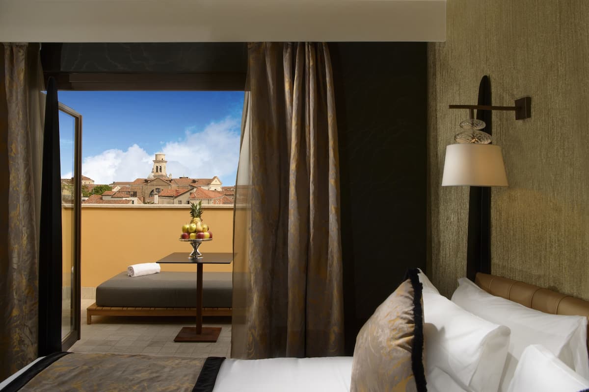 panoramic suite, terrace (jacuzzi) | 1 bedroom, down duvets, minibar, in-room safe