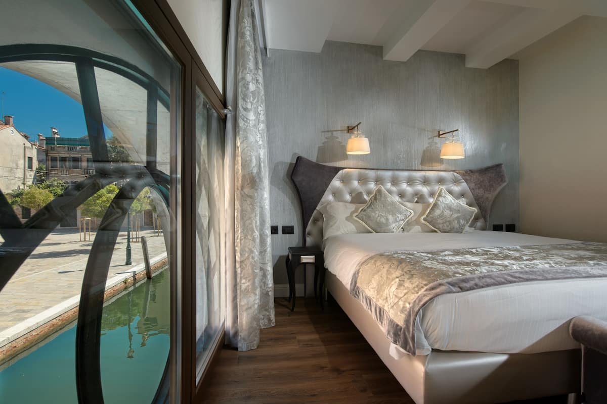superior double or twin room, canal view | 1 bedroom, down duvets, minibar, in-room safe