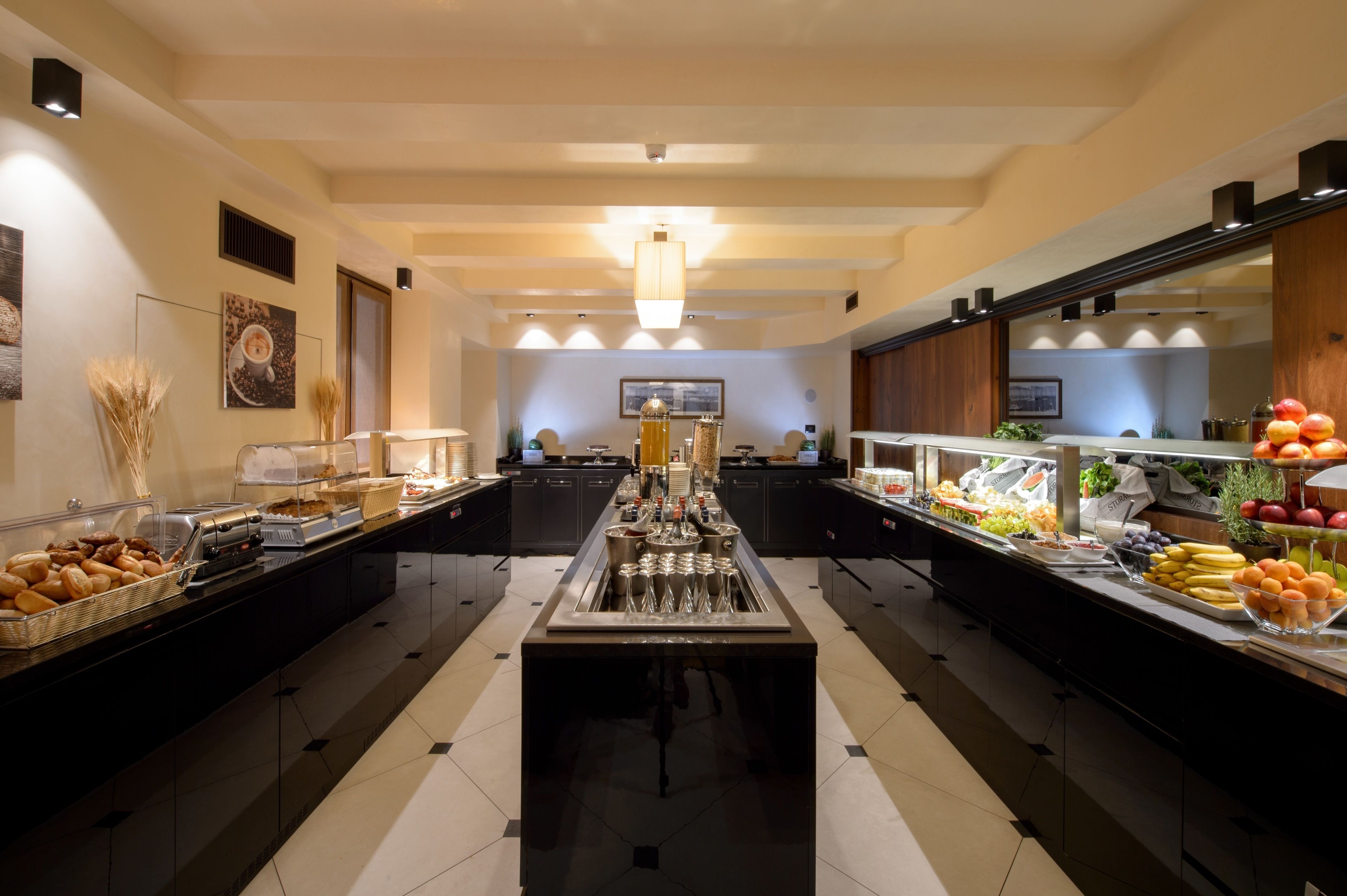 Een buffet met diverse gerechten en een centraal bedieningsgedeelte.