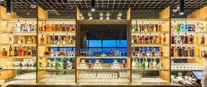 2 restaurants; breakfast, lunch and dinner served 