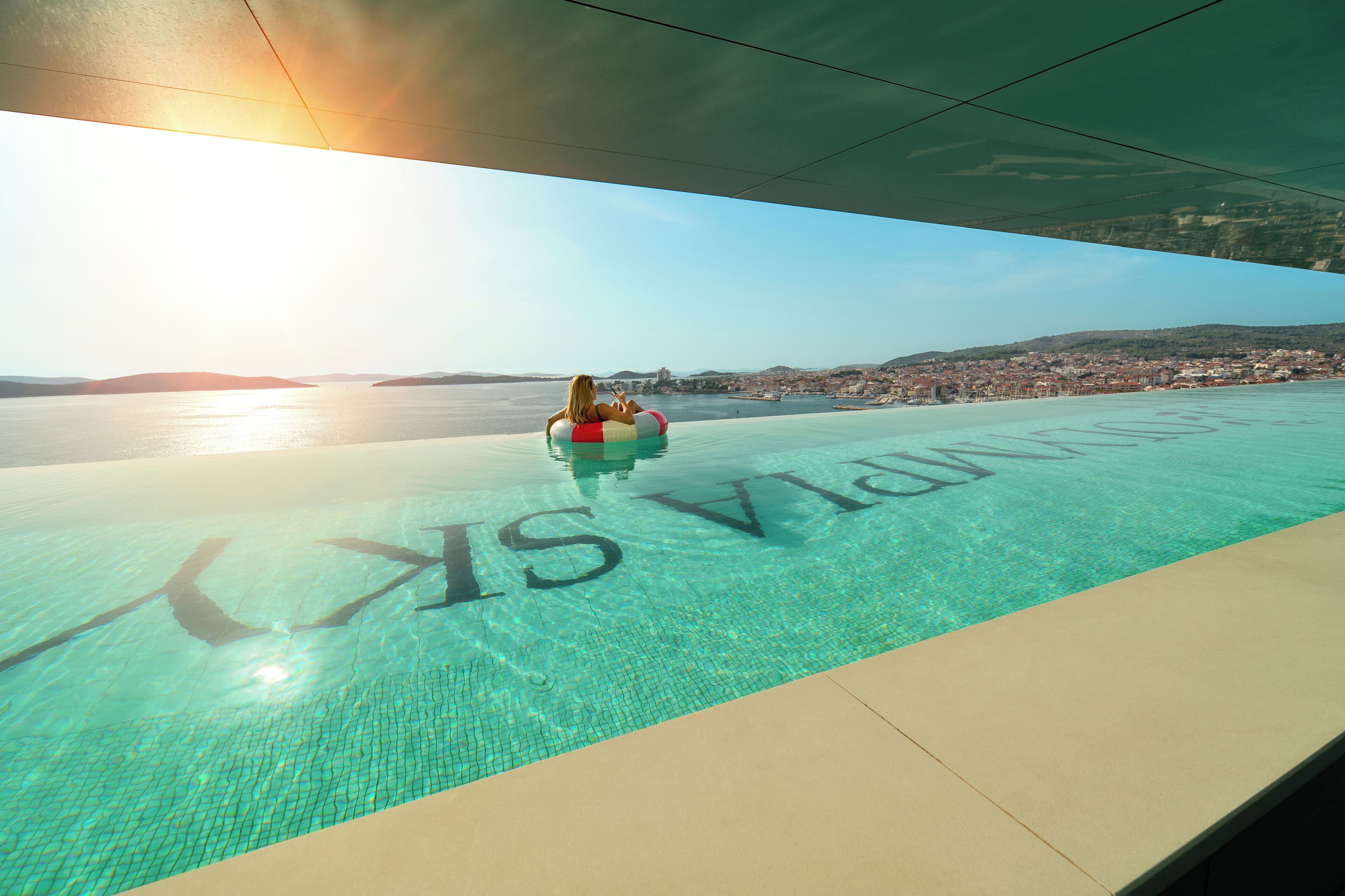 Una piscina cubierta, 5 piscinas al aire libre, sombrillas, tumbonas