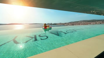 Una piscina cubierta, 5 piscinas al aire libre, sombrillas, tumbonas