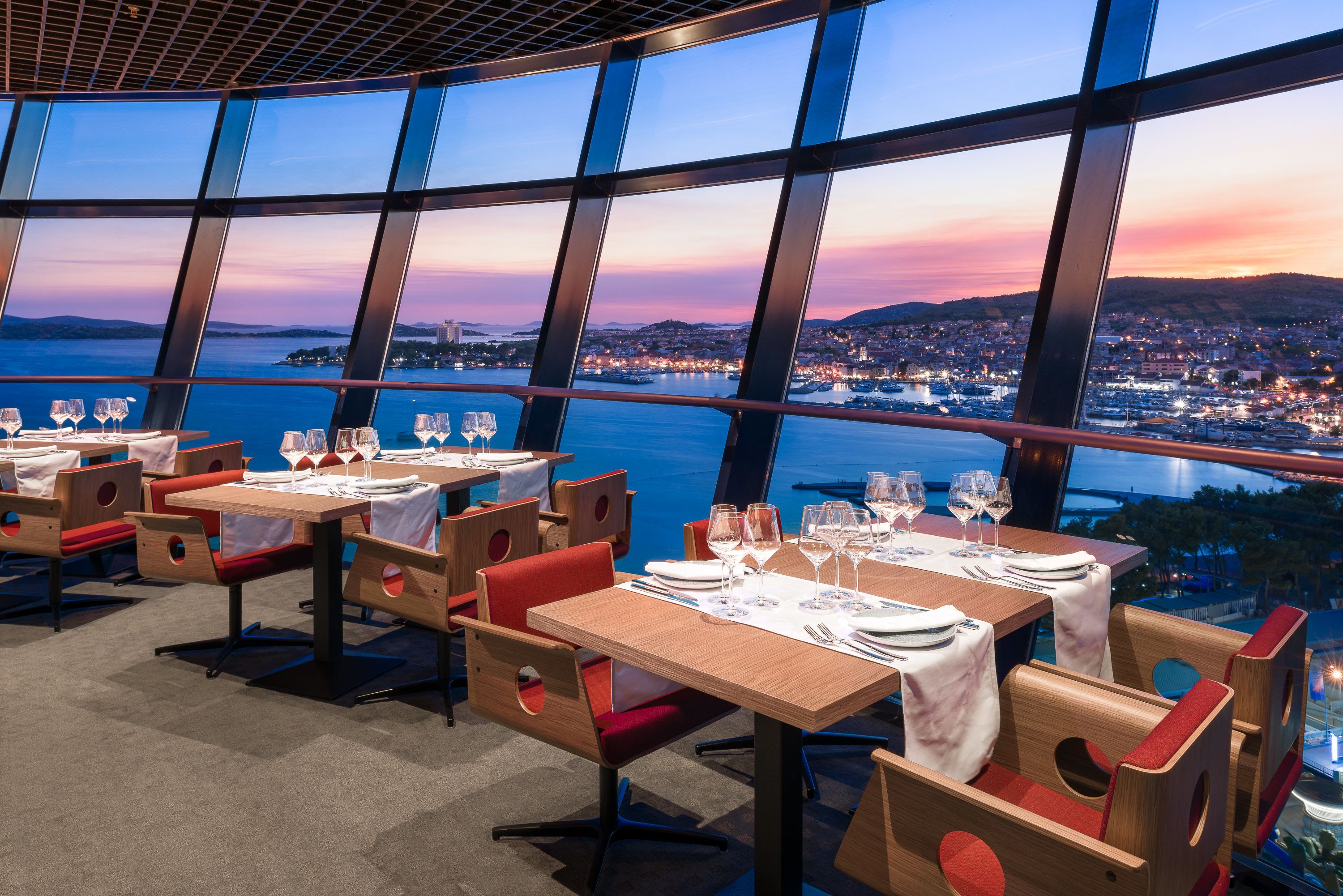 2 restaurants, spécialités Cuisine internationale