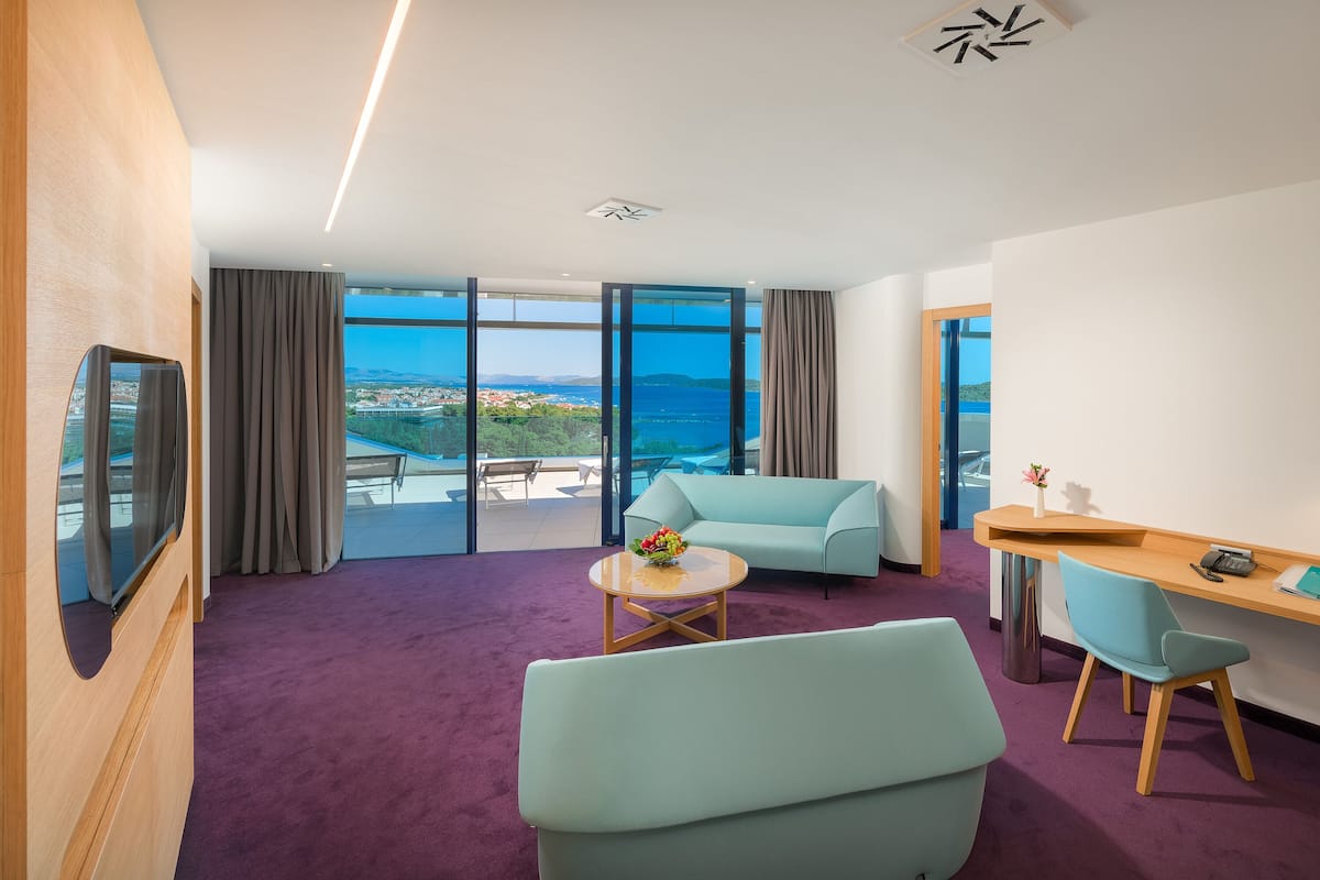 Suite – executive, 3 soverom, spabadekar, sjøutsikt | Oppholdsområde | LED-TV