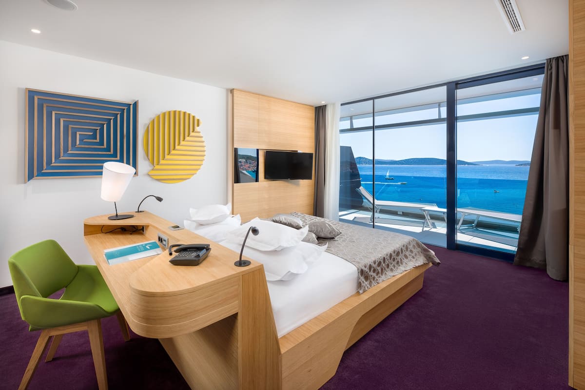 Suite – premium, terrasse, sjøutsikt | Minibar, safe på rommet, skrivebord og lydisolert