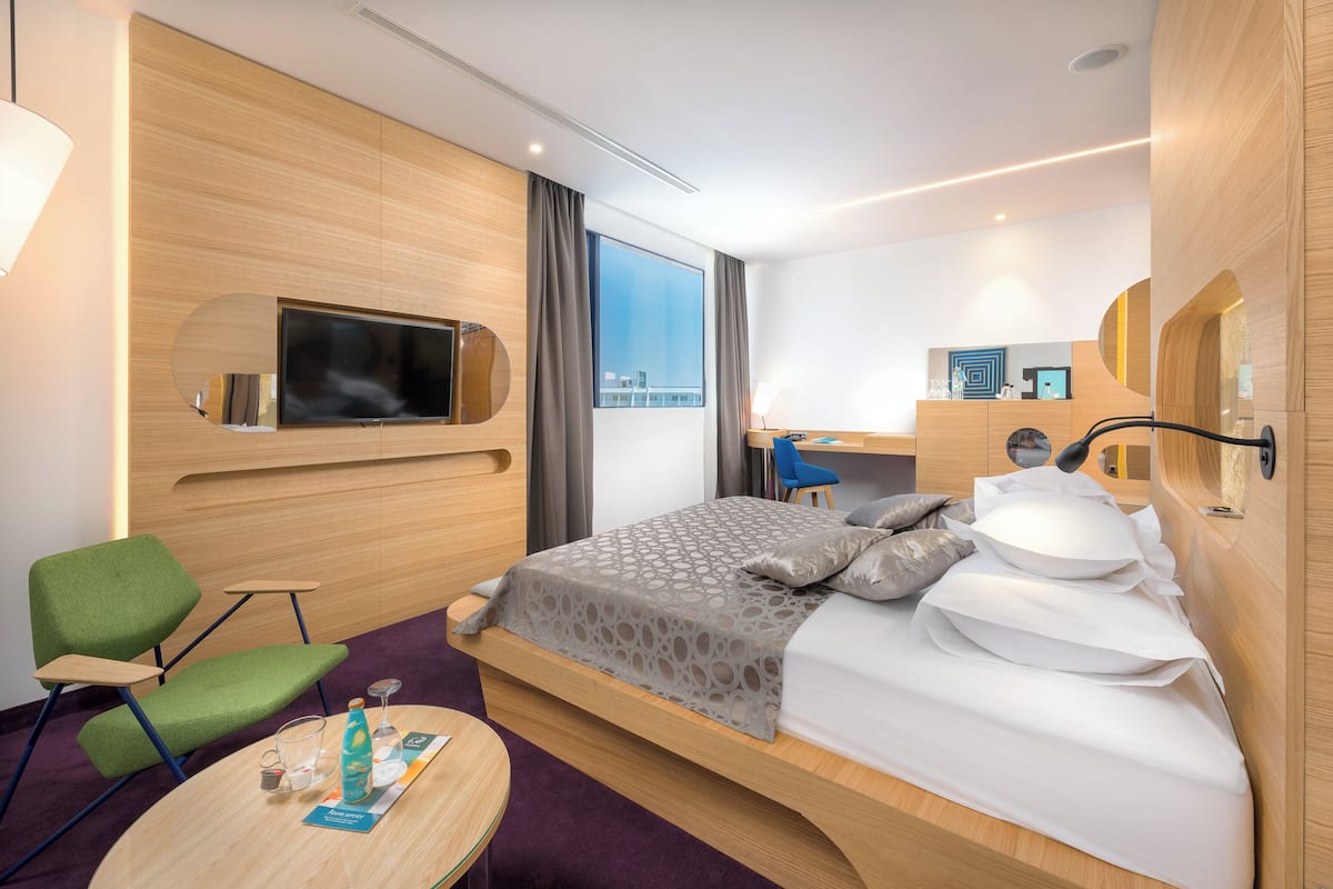Minibar, safe på rommet, skrivebord og lydisolert