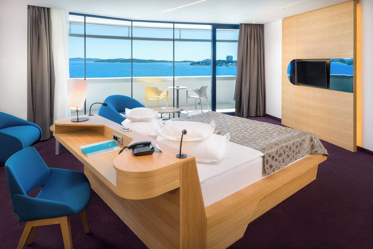 Dobbelt- eller tomannsrom – deluxe, balkong, sjøutsikt | Minibar, safe på rommet, skrivebord og lydisolert