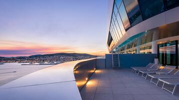 Bar en bord de piscine