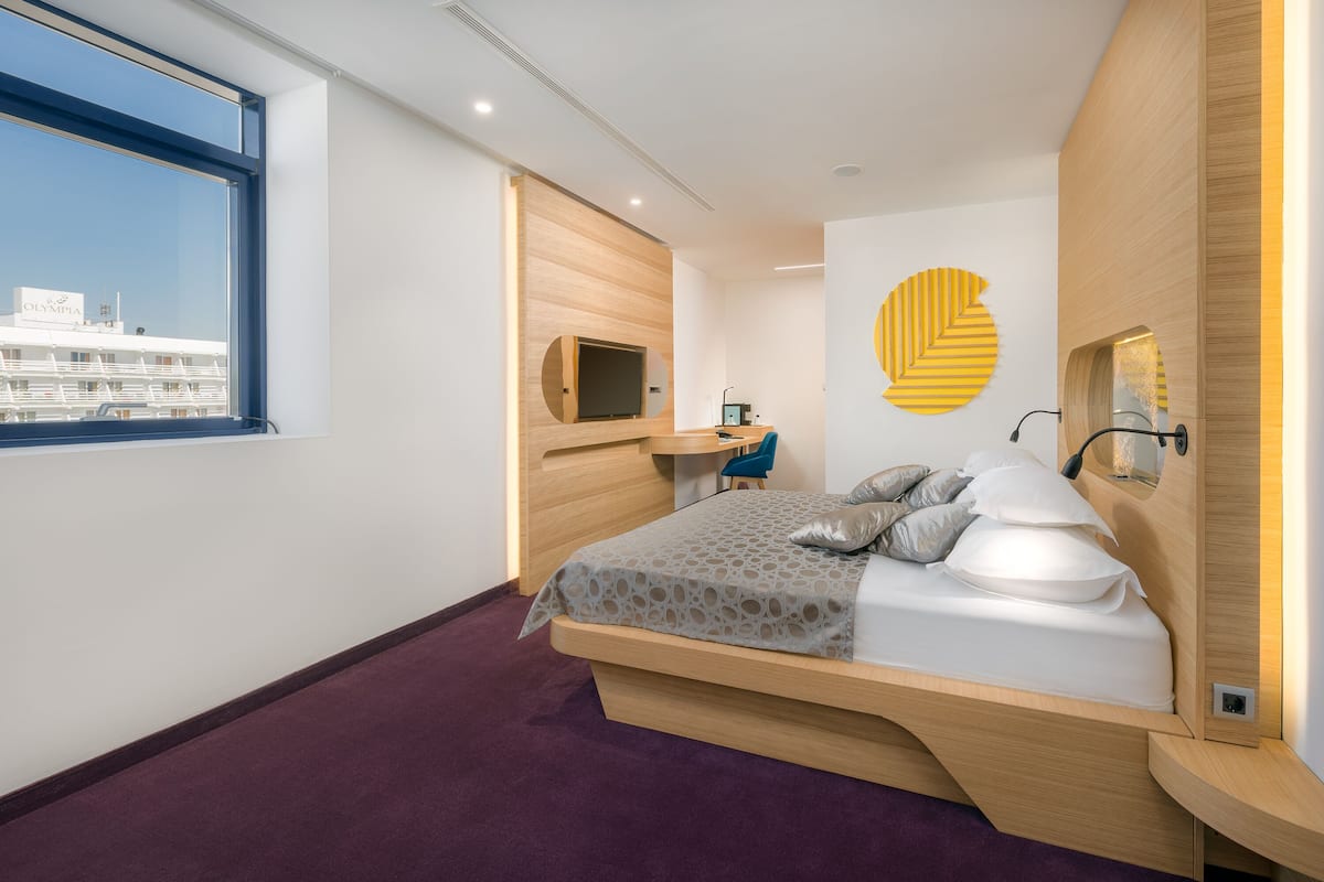 Dobbeltrom – standard (Disability Access) | Minibar, safe på rommet, skrivebord og lydisolert