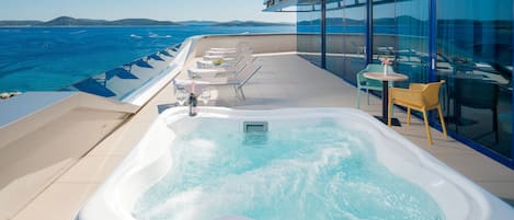 Executive suite, 3 slaapkamers, hot tub, uitzicht op zee | Terras