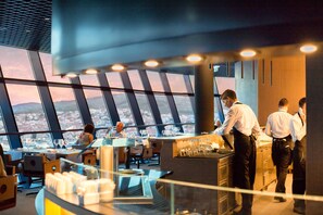 2 restauranter; serverer morgenmad, frokost og internationale retter