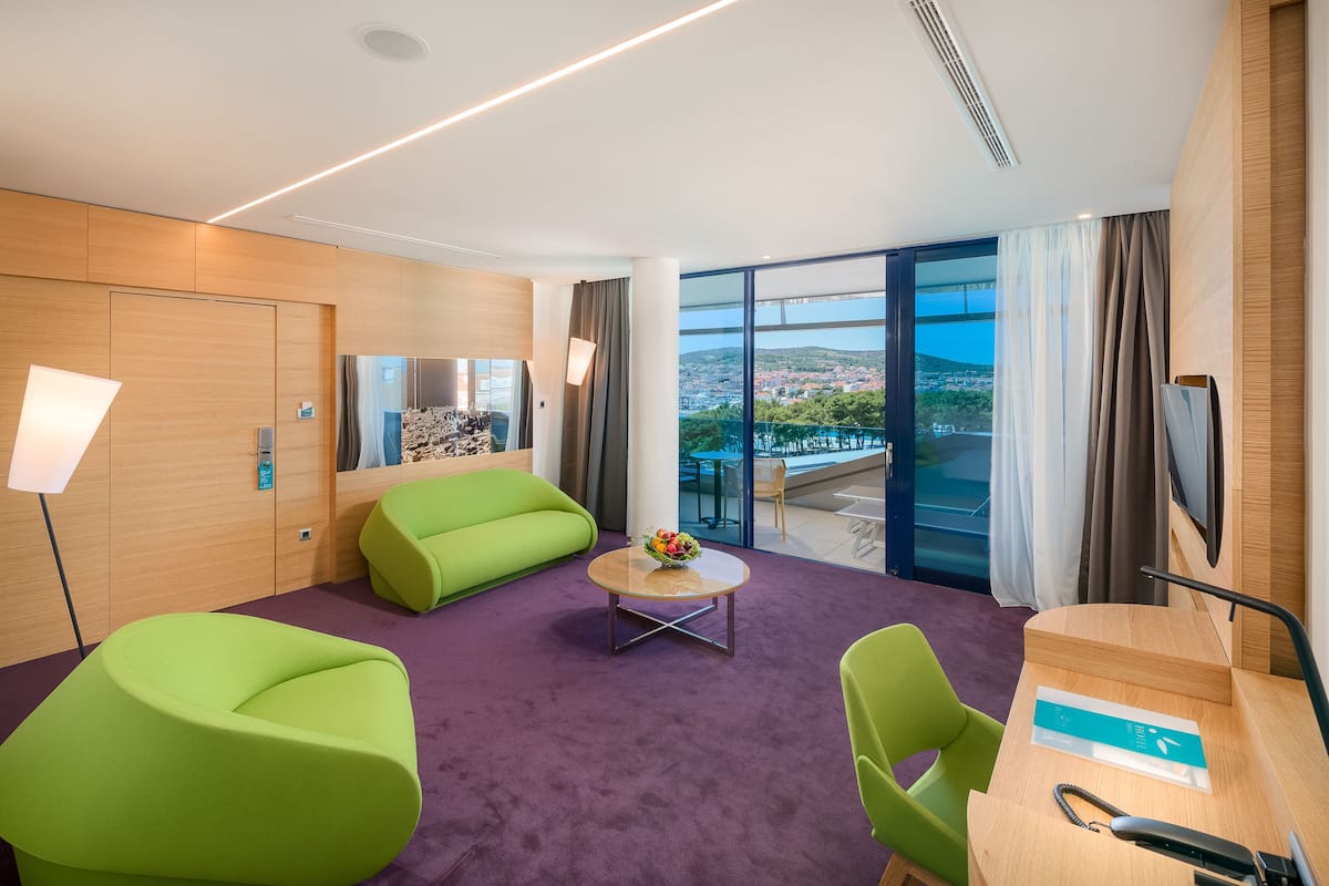 Suite – deluxe, balkong, delvis sjøutsikt | Minibar, safe på rommet, skrivebord og lydisolert