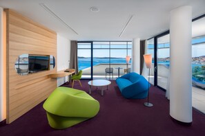 Suite Premium, terraza, vistas al mar | Sala de estar | Una televisión LED