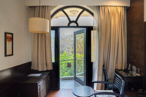 Deluxe Room | City view - Ahuja Residency Cyber City II (Gurugram)