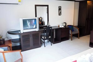 Habitación Deluxe con 2 camas individuales | Caja de seguridad en la habitación, escritorio y wifi gratis
