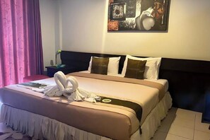 ห้องดีลักซ์ดับเบิล | ตู้นิรภัยในห้องพัก, โต๊ะทำงาน, Wi-Fi ฟรี, ผ้าปูที่นอน