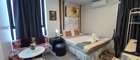 Deluxe Double Room | In-room safe, desk, free WiFi, bed sheets