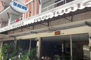 Vista frontal de la propiedad