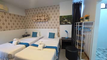 Quarto duplo luxo | Frigobar, cofres nos quartos, escrivaninha