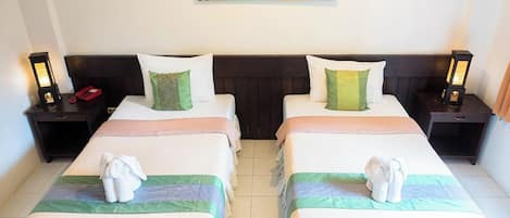 Deluxe Twin Room | In-room safe, desk, free WiFi, bed sheets