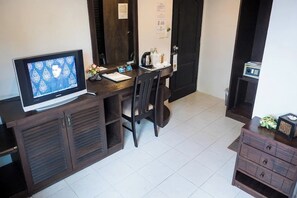 Brankas, meja kerja, Wi-Fi gratis, dan seprai linen
