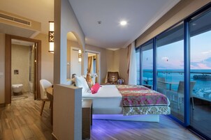Ücretsiz minibar, odada kasa, masa, güneşlik/perde