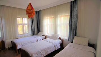 Triple Room, Shared Bathroom | In-room safe, desk, soundproofing, free WiFi