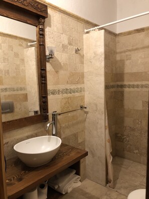 Dusche, Haartrockner, Handtücher