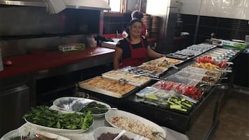 아침 식사, 점심 식사 및 저녁 식사 제공