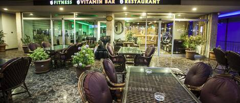 Se sirven desayunos, almuerzos y cenas; cocina mediterránea