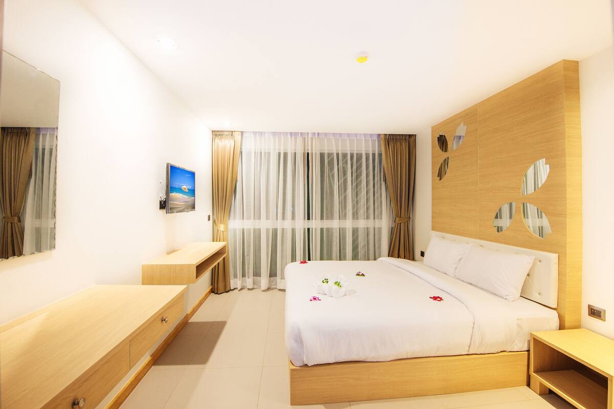 Deluxe Room | Minibar, in-room safe, desk, rollaway beds (surcharge)