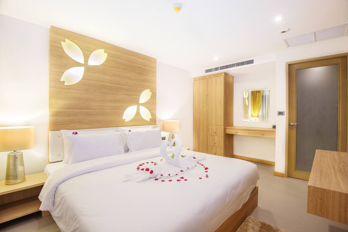 Junior Suite, 1 Bedroom | Minibar, in-room safe, desk, rollaway beds (surcharge)
