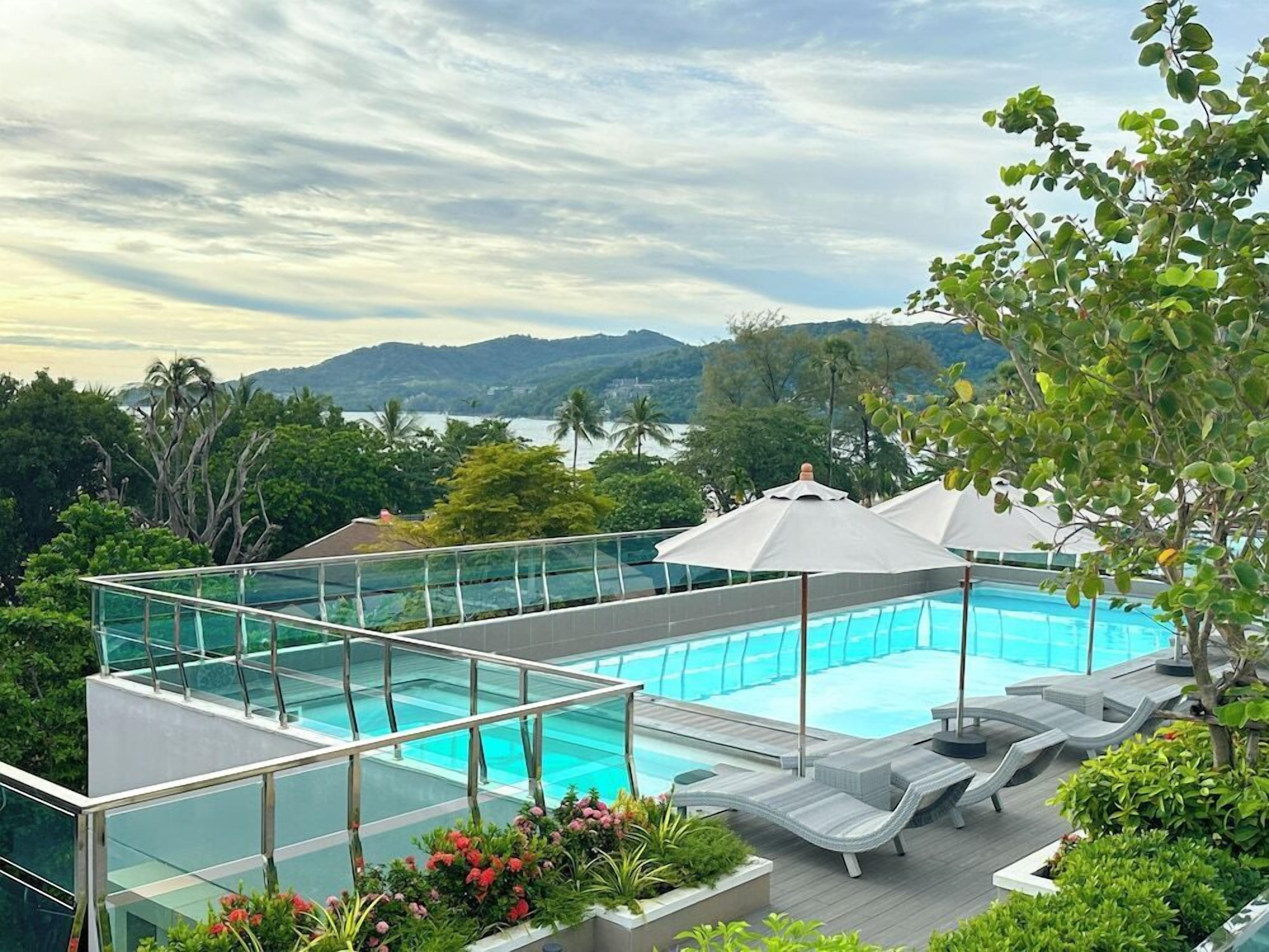 Outdoor pool, pool umbrellas, sun loungers