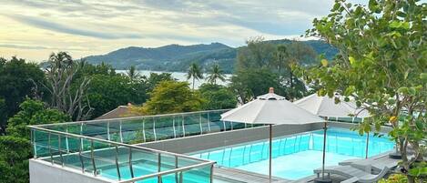 Outdoor pool, pool umbrellas, sun loungers
