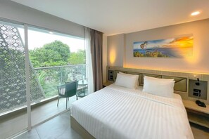 Minibar, in-room safe, desk, rollaway beds - Araya Beach Hotel Patong (Patong)