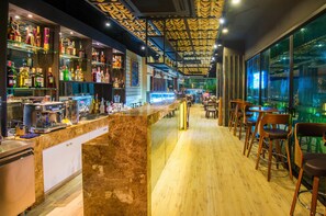 Bar (on property) - Araya Beach Hotel Patong (Patong)